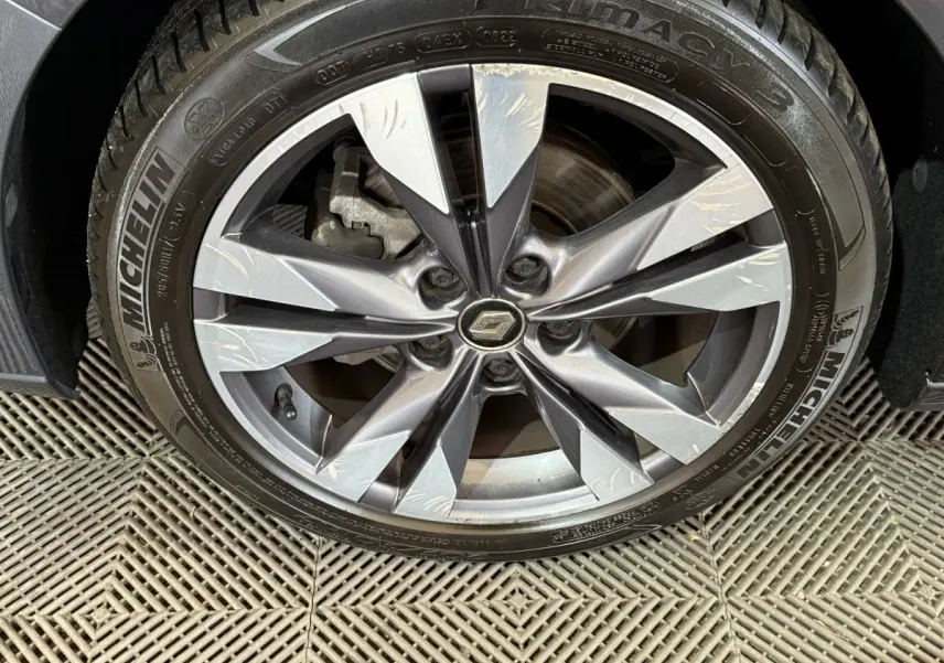 Gros plan sur la jante alliage bicolore avec logo Renault au centre, montée sur pneu Michelin Primacy 3.