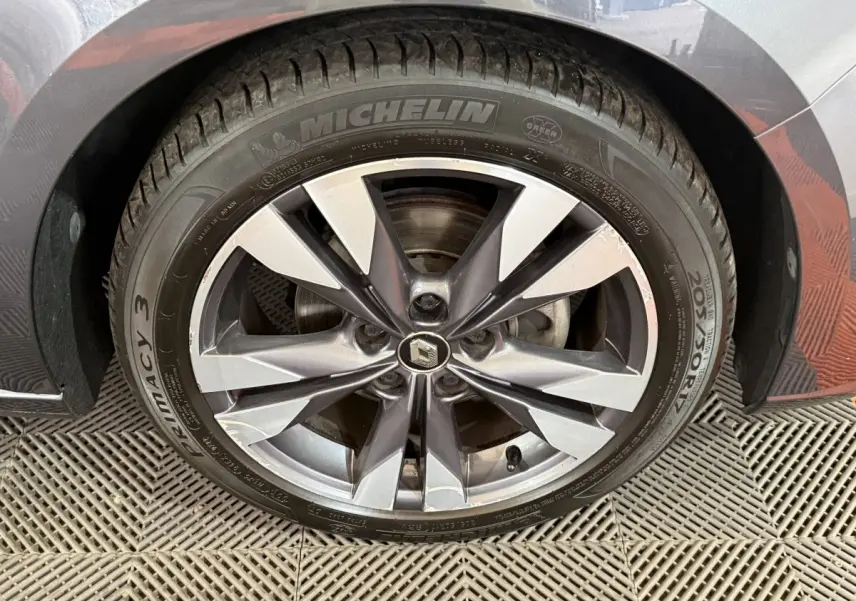 Gros plan sur la roue avant droite gris foncé de la Renault Mégane Intens avec jante alliage et pneu Michelin.