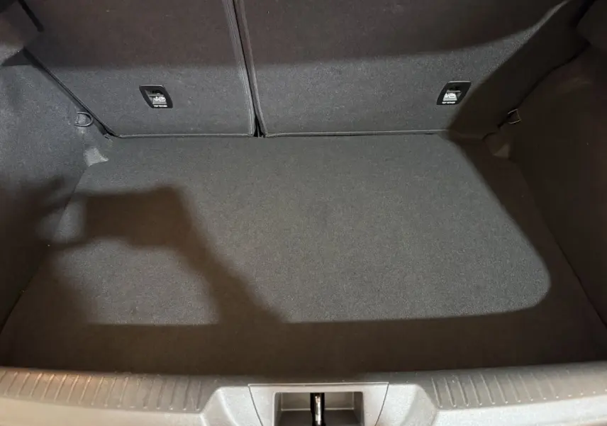 Coffre vide vu de dessus de la Renault Mégane Intens gris foncé, avec banquette arrière rabattable 2/3-1/3.