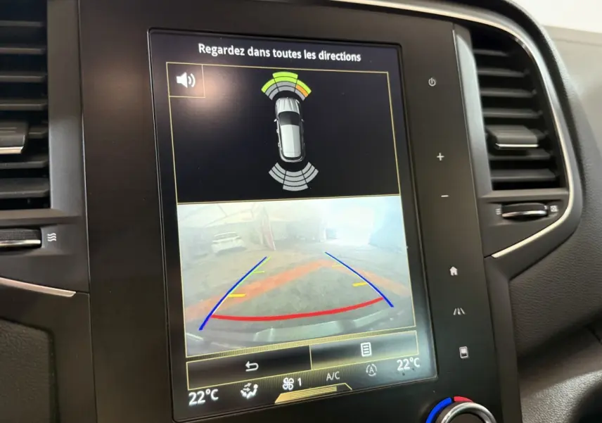 Écran tactile central de la Renault Mégane Intens 2019 montrant la caméra de recul et les capteurs de stationnement.