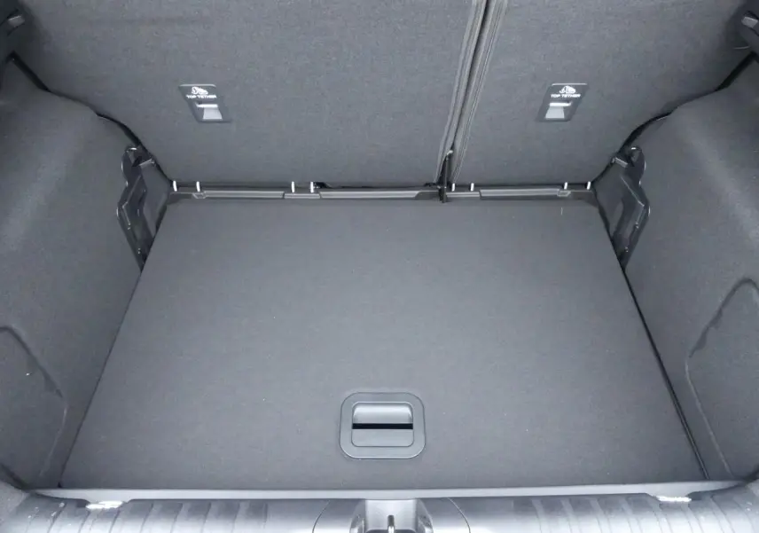 Coffre spacieux vu de dessus du Ford Puma 2025 gris métallisé avec plancher plat et compartiment de rangement.