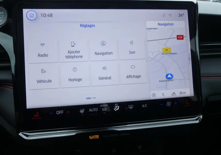 Écran tactile SYNC 4 de la Ford Puma 2025 affichant le menu Réglages et la navigation, intérieur noir avec surpiqûres rouges.