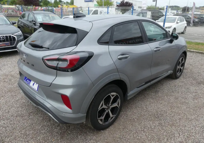 Vue 3/4 arrière droite d'un Ford Puma 2025 gris métallisé avec jantes alliage et vitres arrière surteintées.
