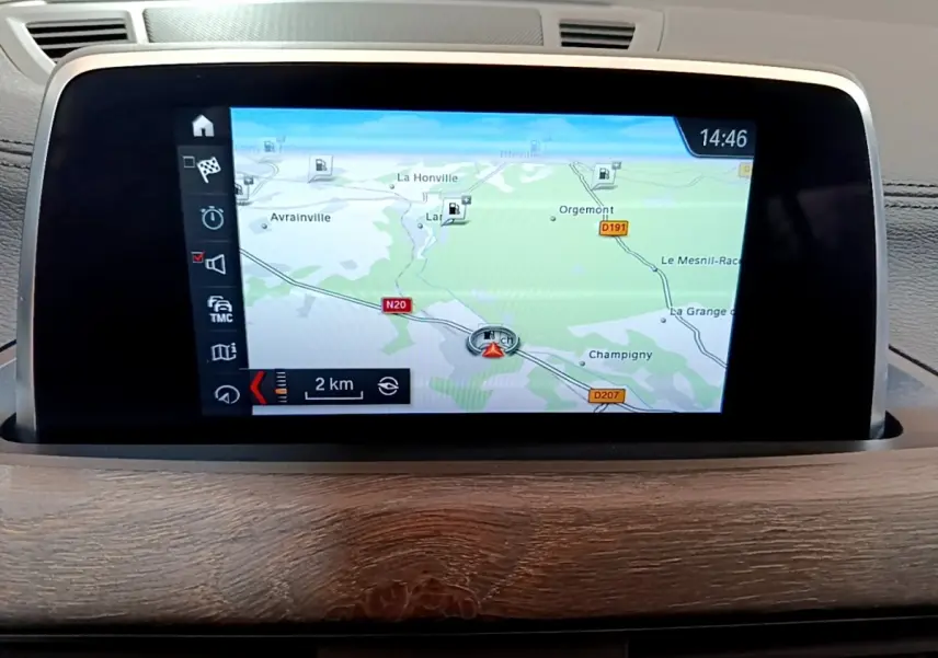 Écran tactile du système de navigation BMW X2 sDrive20i M Sport 2019 affichant une carte routière.