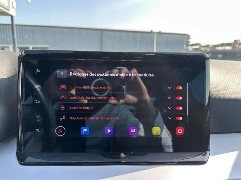 Écran tactile central du SEAT Arona 2025 montrant les réglages des aides à la conduite avec interface en français.