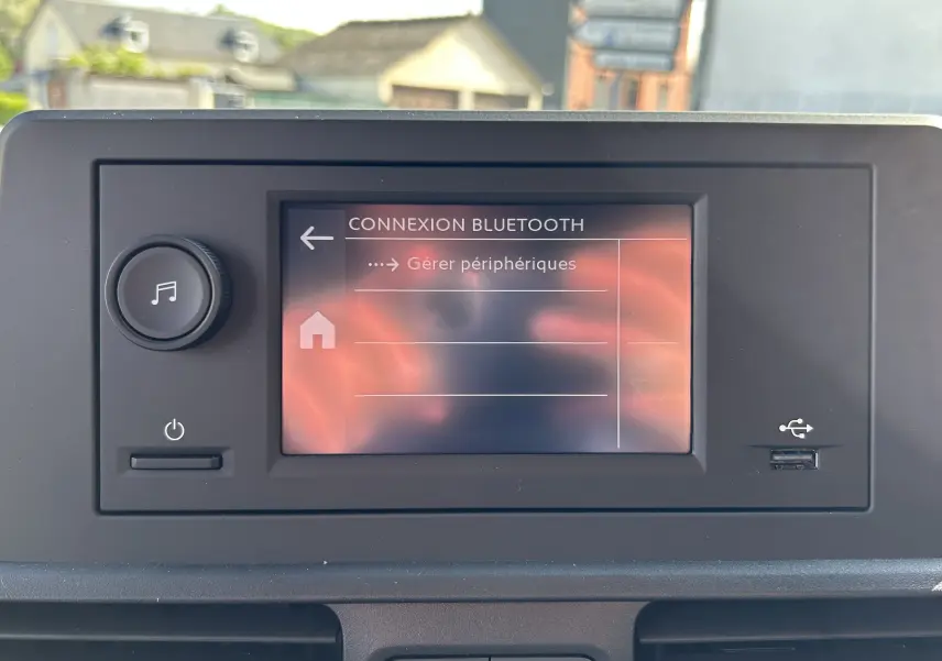Écran tactile de la console centrale du DANGEL PARTNER 2025 affichant le menu de connexion Bluetooth.