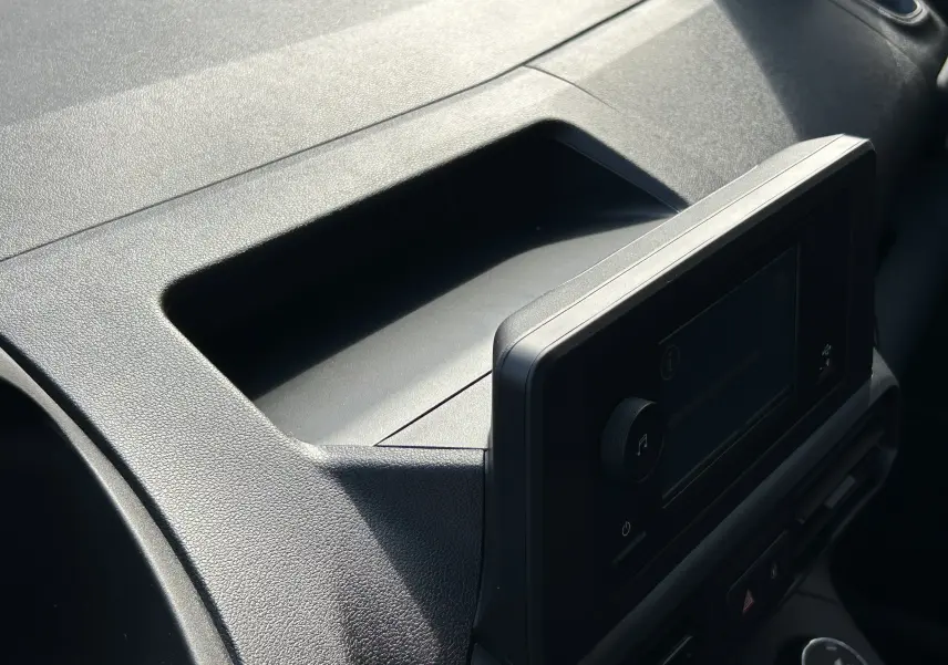 Détail de la console centrale avec écran tactile et rangement, intérieur noir du DANGEL Partner 4x4 gris Artense.