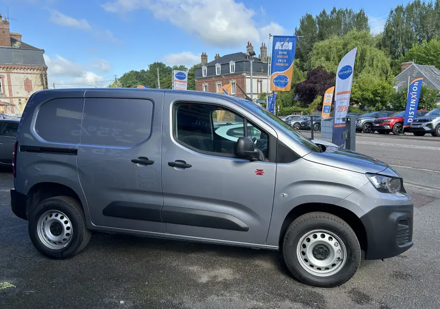 Vue de profil côté gauche du Peugeot Partner Dangel 4x4 gris Artense avec logo Dangel rouge sur porte avant.