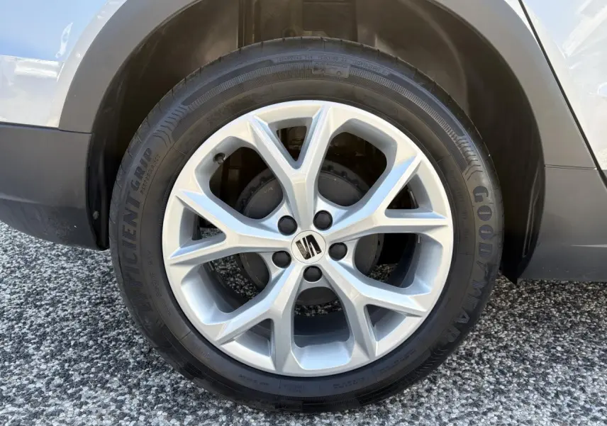 Gros plan sur la jante alliage 16 pouces avec logo SEAT d'un SEAT Arona GRS 2024 côté droit.