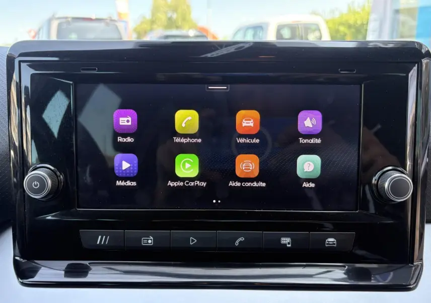 Écran tactile central du système MediaSystem+ du SEAT Arona 2024 affichant les options multimédia et d'aide à la conduite.