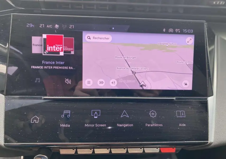 Écran tactile central de navigation et multimédia du Peugeot 308 2023 avec interface claire et commandes tactiles.