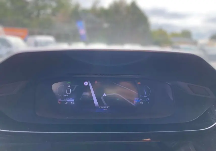 Combiné numérique 3D du Peugeot 308 GT 2023 affichant la navigation et les informations de conduite.