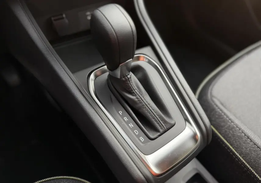 Le levier de vitesses automatique noir du Renault Captur 2025 en gros plan, avec coutures apparentes.