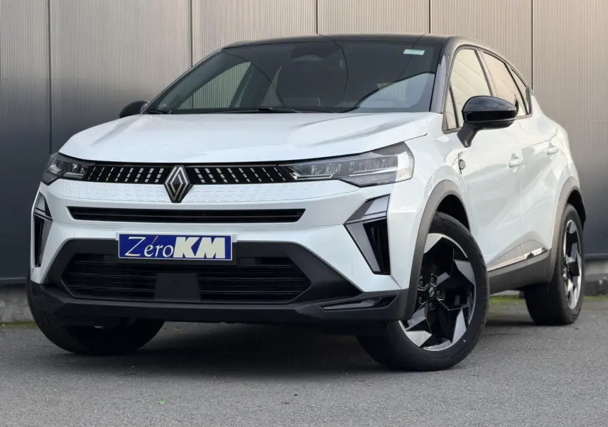 Renault Captur 2025 blanc nacré et noir étoile, vue 3/4 avant avec jantes noires et toit contrasté.