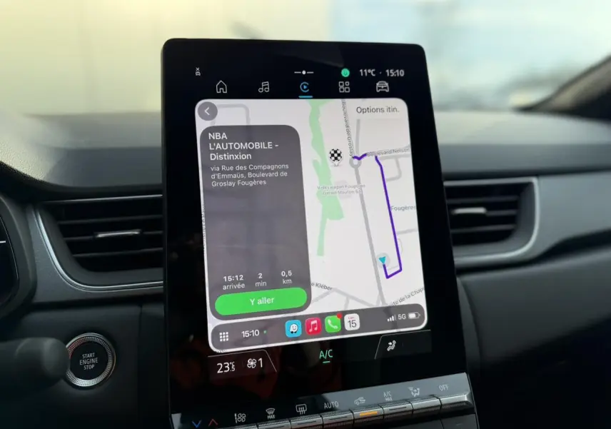 Vue intérieure du tableau de bord du Renault Captur 2025, écran tactile Open R-Link 10,4 pouces affichant la navigation.