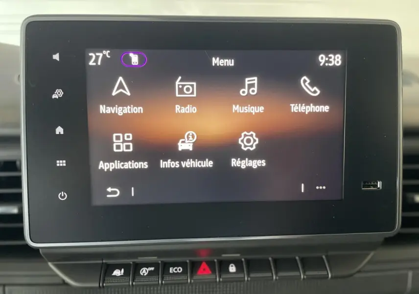 Écran tactile central du Renault Trafic Fourgon affichant le menu principal avec navigation et radio.