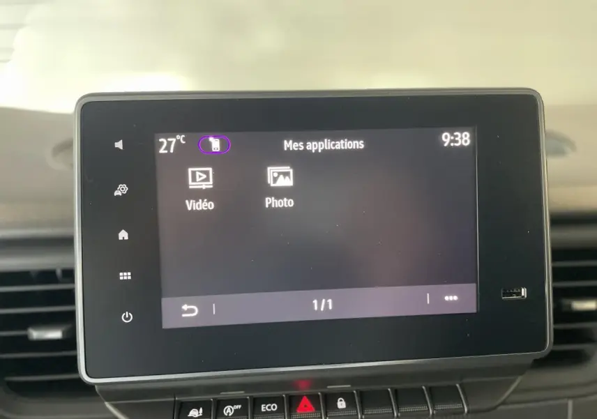 Écran tactile multimédia Easy Link 8 pouces du Renault Trafic Fourgon gris Comète, vue intérieure frontale.