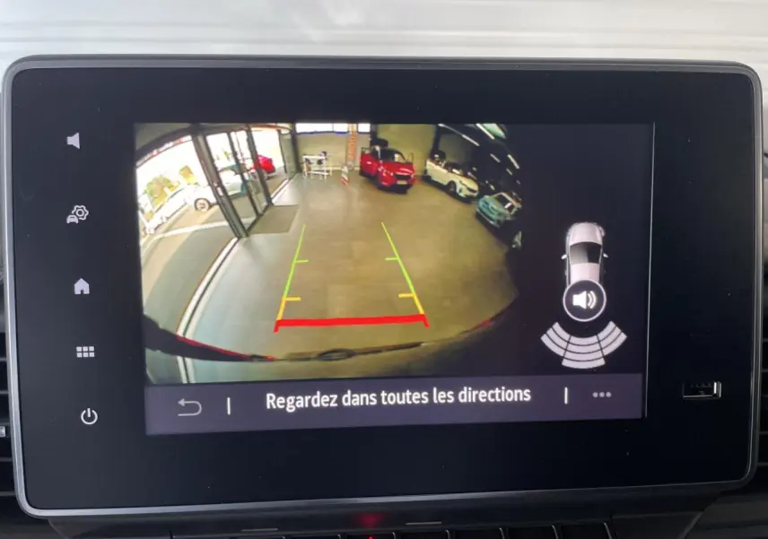 Écran multimédia affichant la caméra de recul du Renault Trafic Fourgon gris Comète en intérieur d'atelier.