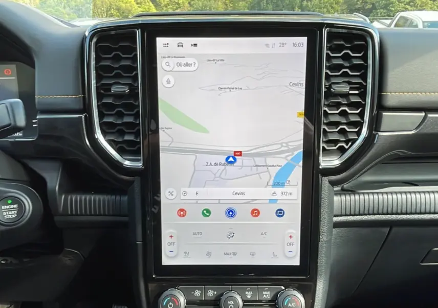 Vue frontale du tableau de bord du Ford Ranger 2025 avec écran tactile vertical affichant la navigation GPS.