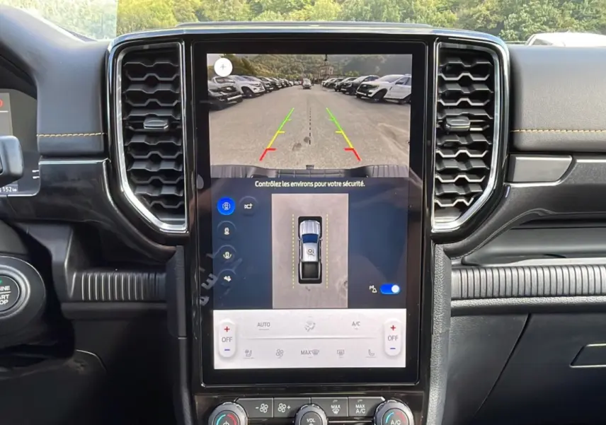 Vue rapprochée de l’écran central tactile du Ford Ranger 2025, affichant la caméra de recul et l’aide au stationnement.