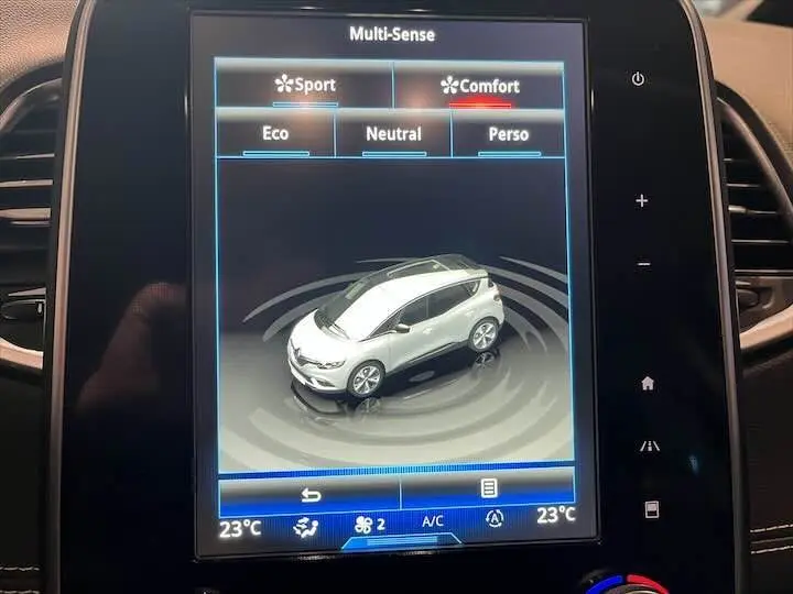 Écran tactile intérieur montrant un véhicule blanc en vue 3/4 avant dans le menu Multi-Sense du Renault Scenic IV.