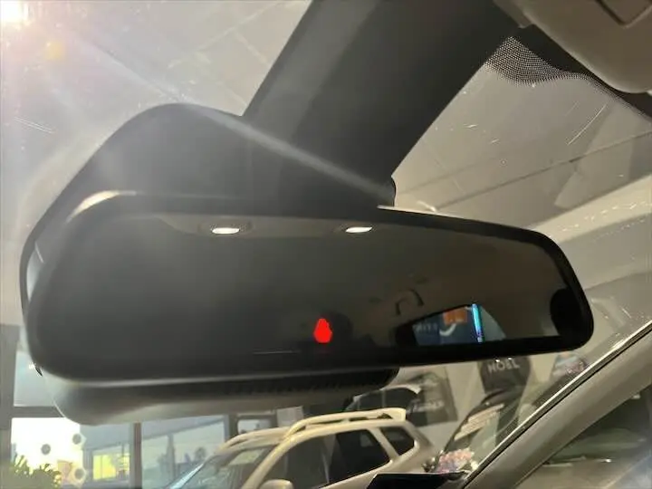 Rétroviseur intérieur du Renault Scenic IV noir étoile métal avec toit gris, vue rapprochée sur le miroir et son capteur.