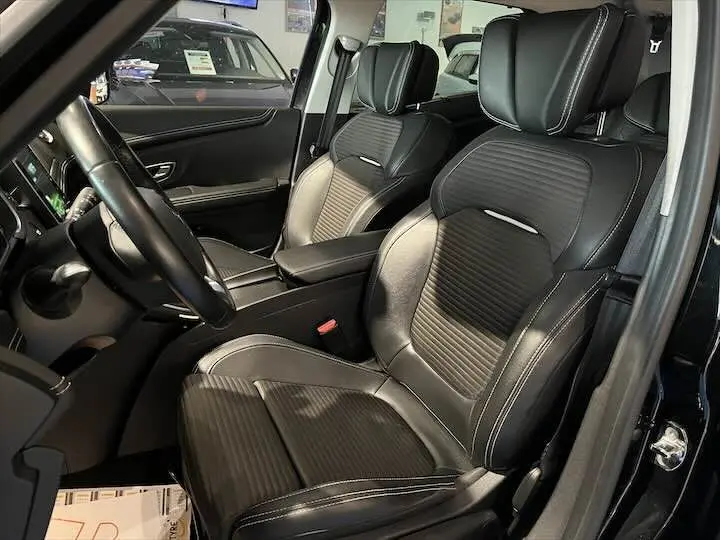 Vue intérieure des sièges avant en cuir noir avec surpiqûres blanches du Renault Scenic IV DCI 160 Energy Intens.