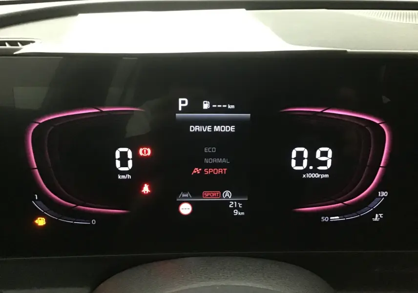 Tableau de bord digital 12,3'' du Kia Sportage 2025 en mode Sport, affichage vitesse 0 km/h et régime moteur 0,9 x1000 rpm.