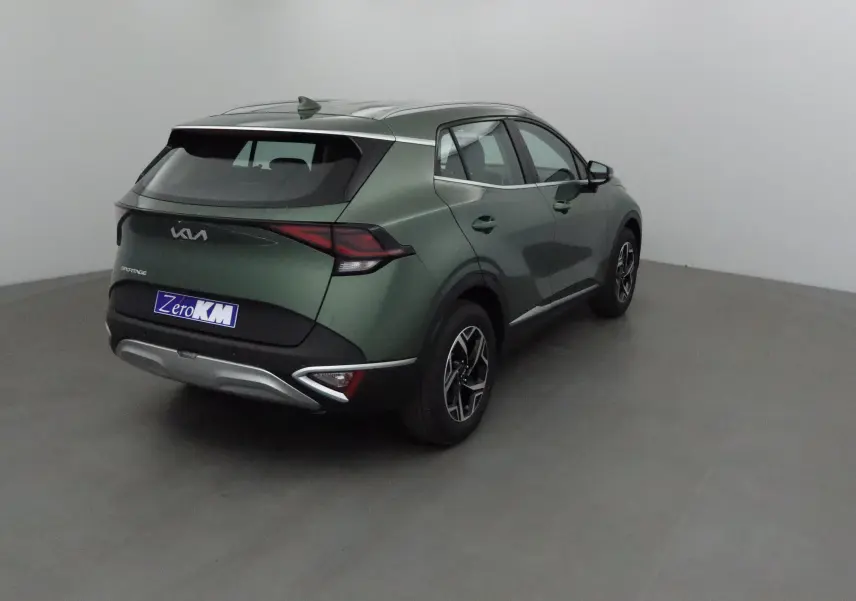 Vue 3/4 arrière droite d'un Kia Sportage 2025 vert Borneo avec feux arrière LED et jantes alliage noires.