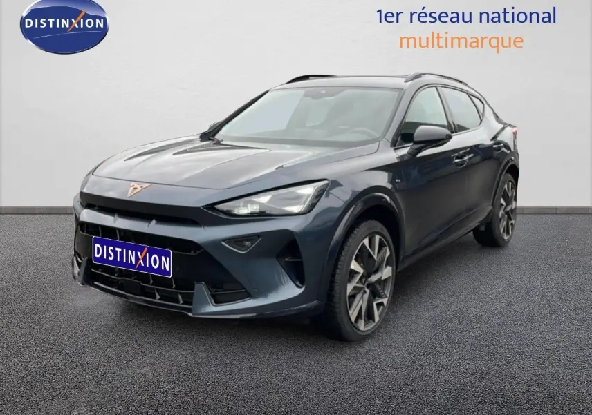 Vue 3/4 avant d'un CUPRA Formentor gris magnétique métal, mettant en valeur ses jantes et son design sportif.