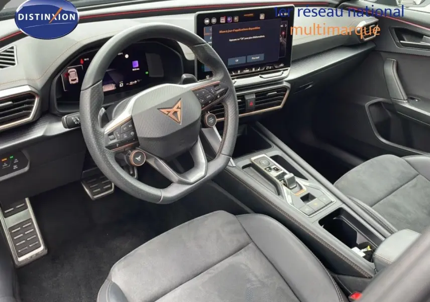 Vue intérieure côté conducteur du CUPRA Formentor 1.5 eTSI 2025, avec volant cuir noir et écran tactile central.