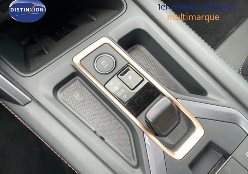 Gros plan sur la console centrale de la CUPRA Formentor 2025, mettant en valeur le levier de vitesses et les finitions noires avec surpiqûres.