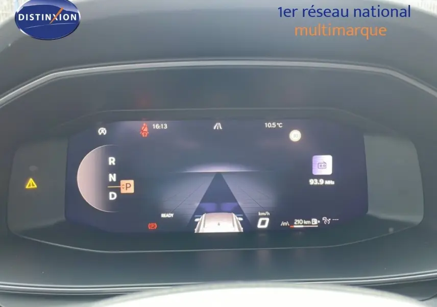 Tableau de bord numérique de la CUPRA Formentor gris magnétique, affichant la vitesse et la position de la boîte automatique.