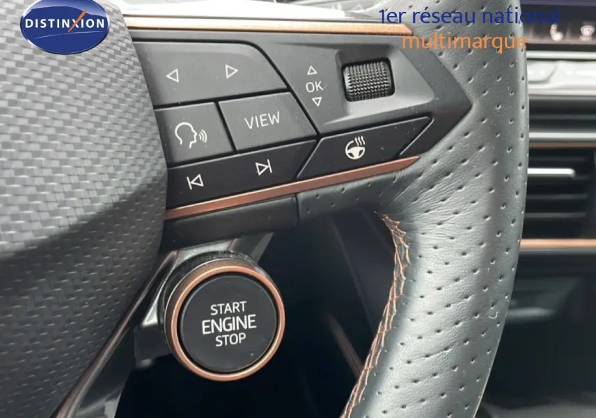 Gros plan sur le volant cuir perforé noir du CUPRA Formentor 1.5 eTSI 2025 avec bouton start/stop et commandes intégrées.