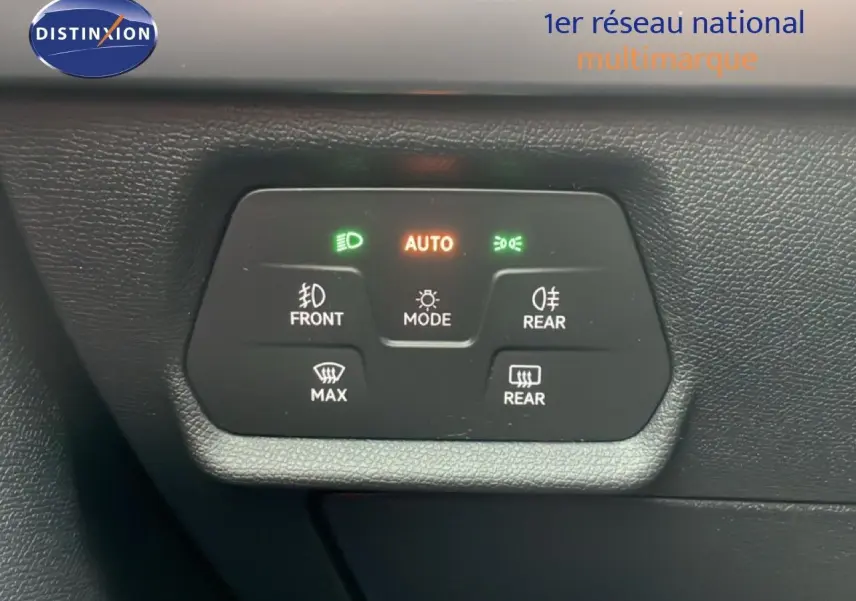 Panneau de commande des feux et dégivrage intérieur d’un CUPRA Formentor gris magnétique, vue rapprochée de l’habitacle.