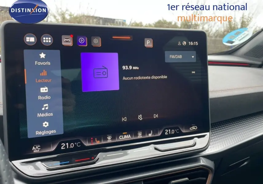 Vue intérieure du tableau de bord de la CUPRA Formentor 2025, écran tactile affichant la radio à 93,9 MHz, ambiance moderne.