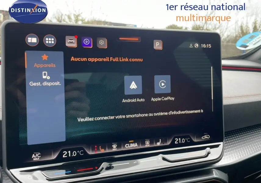Vue intérieure du tableau de bord de la CUPRA Formentor 2025 avec écran tactile affichant Android Auto et Apple CarPlay.