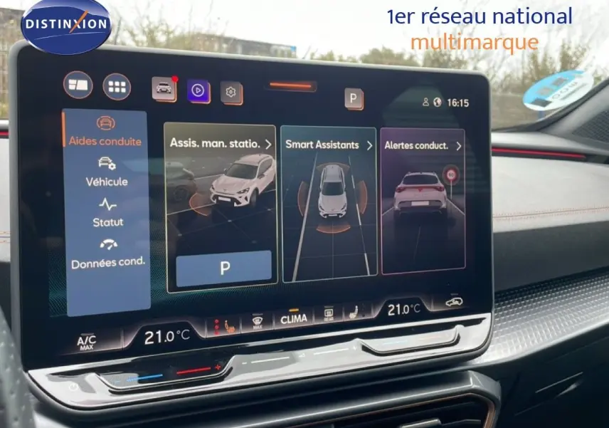 Écran tactile central du tableau de bord du CUPRA Formentor gris métallique, affichant les aides à la conduite.