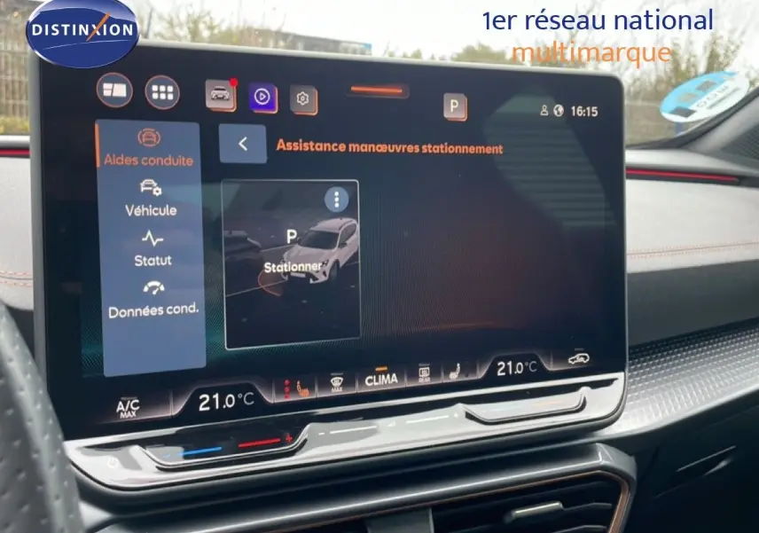 Vue rapprochée de l’écran tactile central du tableau de bord du CUPRA Formentor gris, affichant l’assistance au stationnement.