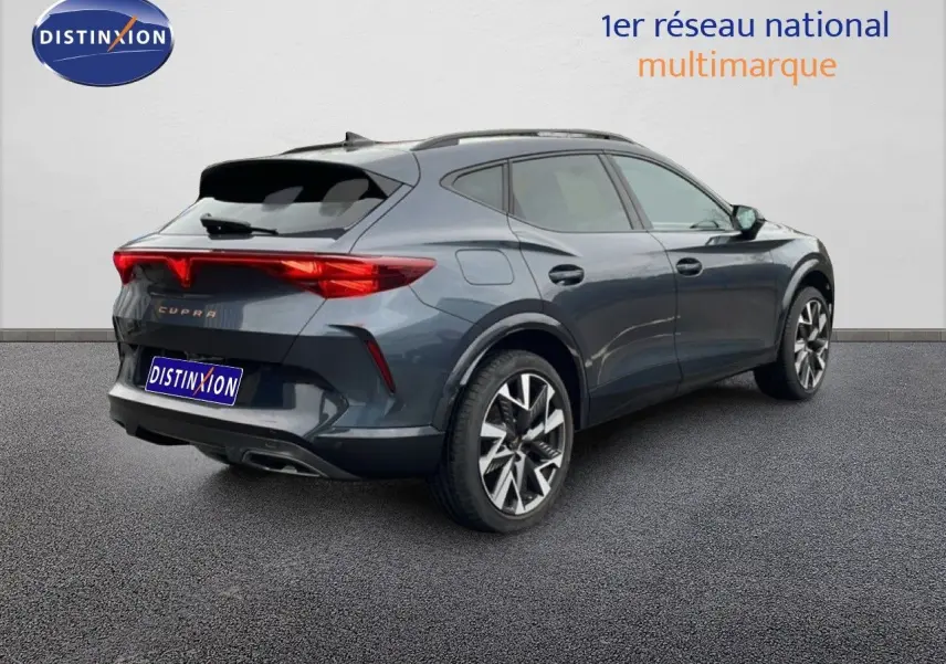 Vue 3/4 arrière droite d'un CUPRA Formentor gris magnétique métallisé avec jantes 19 pouces bicolores.