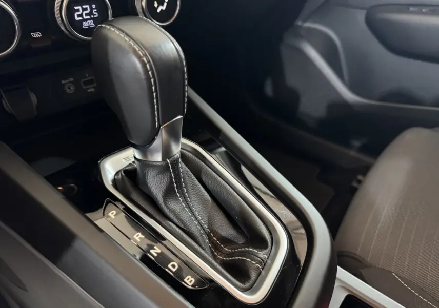 Gros plan sur le levier de vitesses automatique noir et gris dans l’habitacle du Renault Arkana Business E-TECH 145.