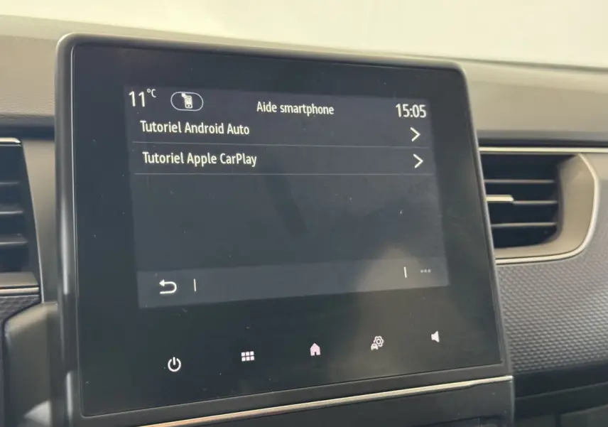 Écran tactile central affichant tutoriels Android Auto et Apple CarPlay dans Renault Arkana Business E-TECH 2022.