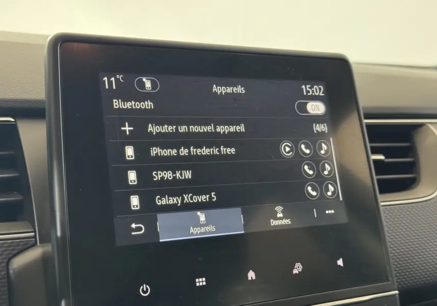 Écran tactile central de la Renault Arkana Business E-TECH 145 affichant la connexion Bluetooth, intérieur noir.