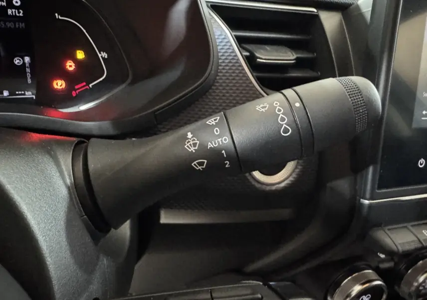 Gros plan sur la commande d’essuie-glace du tableau de bord noir du Renault Arkana Business E-TECH 145 2022.