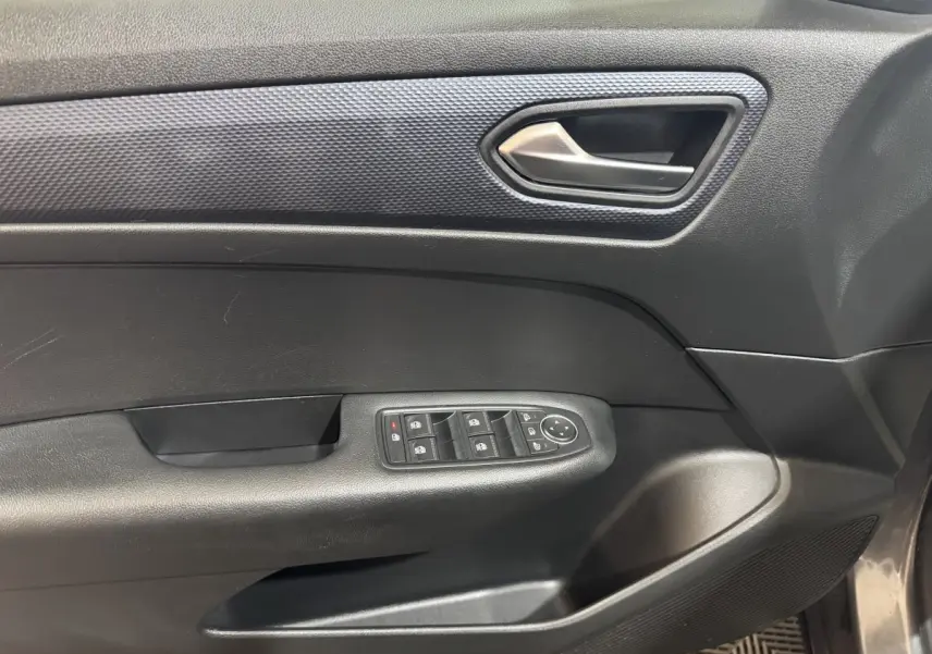 Vue intérieure côté gauche de la porte Renault Arkana Business E-TECH 145 avec commandes de vitres et poignée argentée.