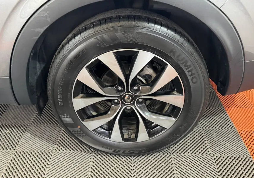 Gros plan sur la roue avant droite avec jante alliage bicolore du Renault Arkana gris foncé Business E-TECH 145.