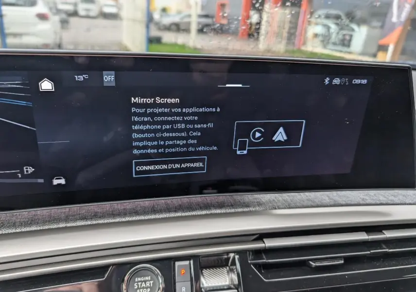 Écran tactile intérieur du Peugeot 3008 Hybrid 2025 affichant la fonction Mirror Screen, avec décor tissu Rimini chiné.