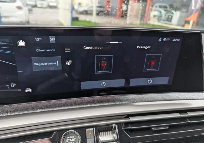 Écran tactile central du Peugeot 3008 Hybrid 2025 affichant les réglages de sièges chauffants conducteur et passager.