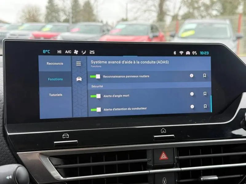 Écran tactile central du tableau de bord de la Citroën C4 X 2024 affichant les réglages avancés d’aide à la conduite.