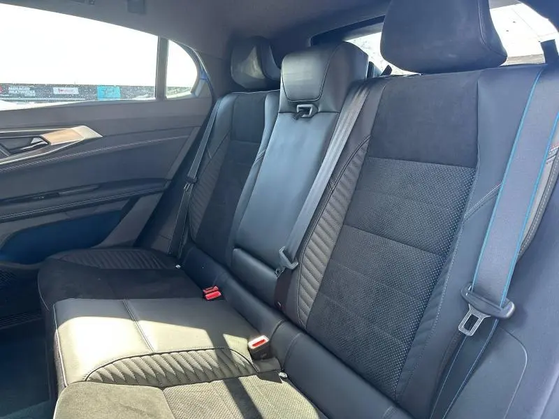 Vue latérale intérieure de la banquette arrière en Alcantara noir avec surpiqûres bleues du Renault Rafale 2025.